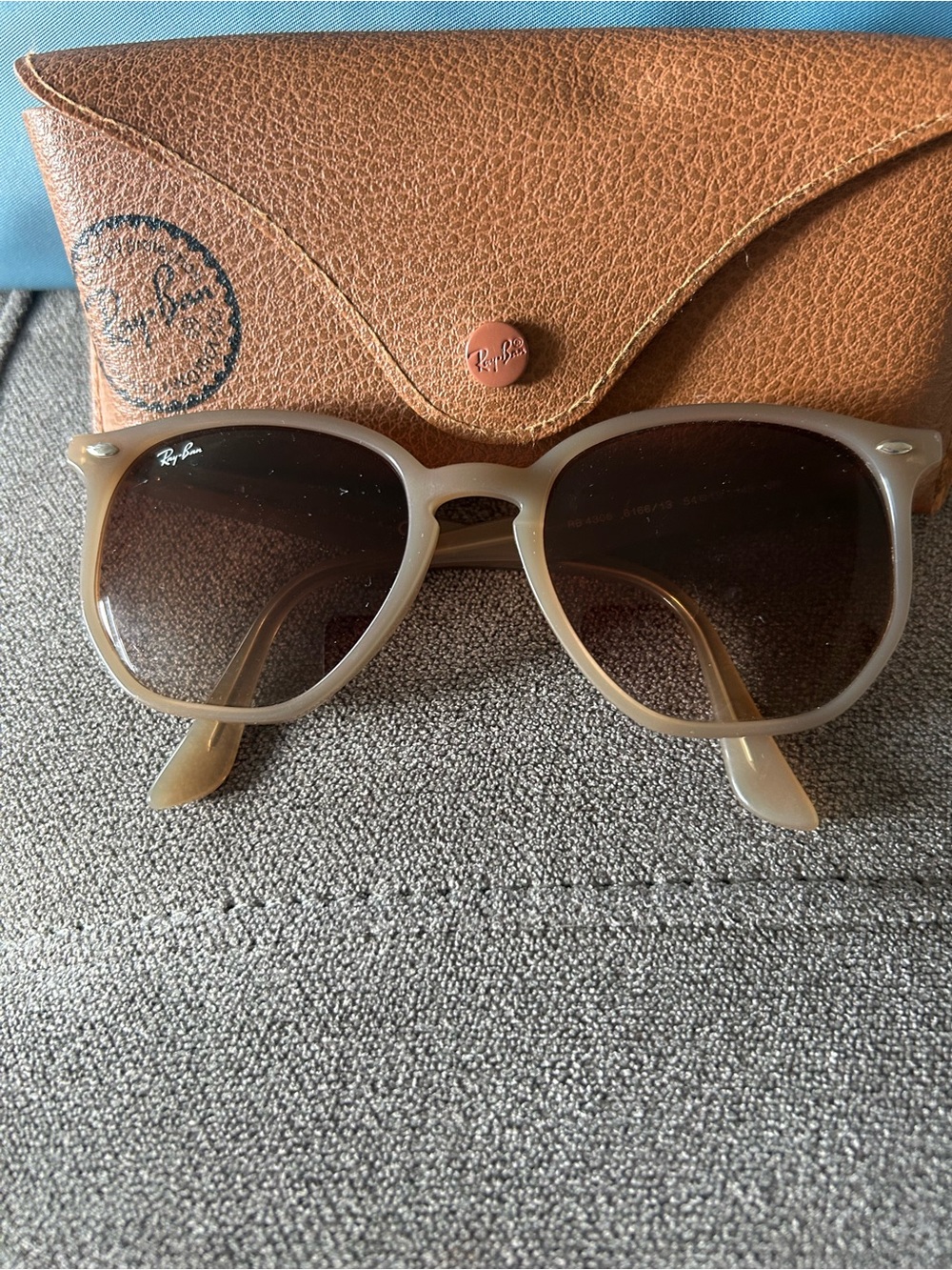 Ray-Ban Women's Beige Frame Sunglasses with Brown Gradient Lenses and Case